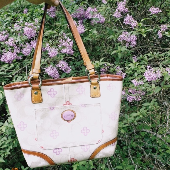 Coach Handbags - COACH PEYTON SIGNATURE LEATHER CLOVER HANDBAG